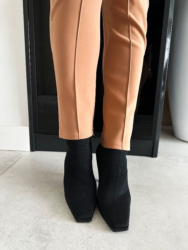 Spodnie ze złotym guzikiem N621 beżowy