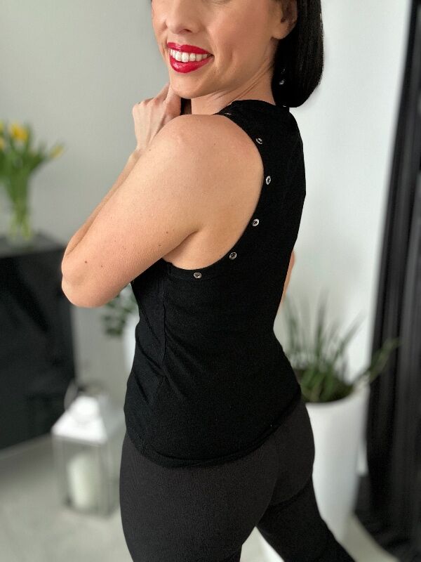 Damska koszulka top na ramiączkach z prążkowanego materiału N704 czarny