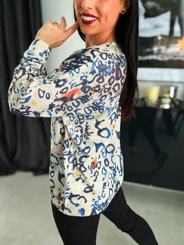 Miękki sweter w panterkę N650 niebieski