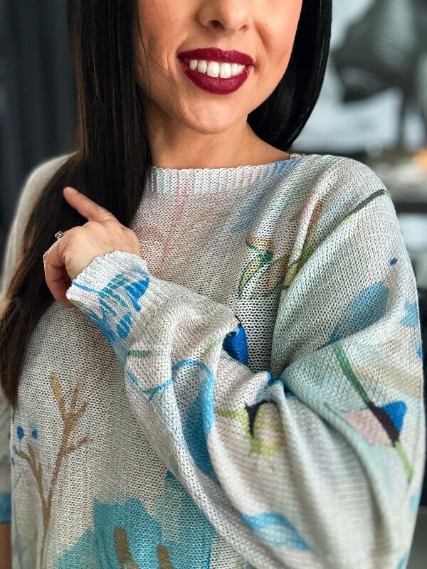 Luźniejszy sweter z kwiatami N647 niebieski